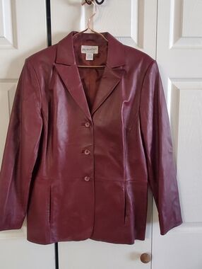 PENDLETON LARGE WINE LEATHER COAT. 3 BUTTON . LONG SLEEVES.